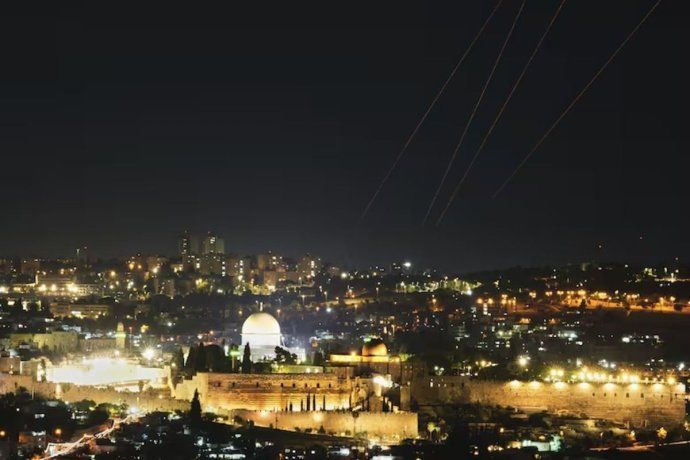 Numerosos misiles fueron vistos sobrevolando Jerusalén. Numerosos misiles fueron vistos sobrevolando Jerusalén.