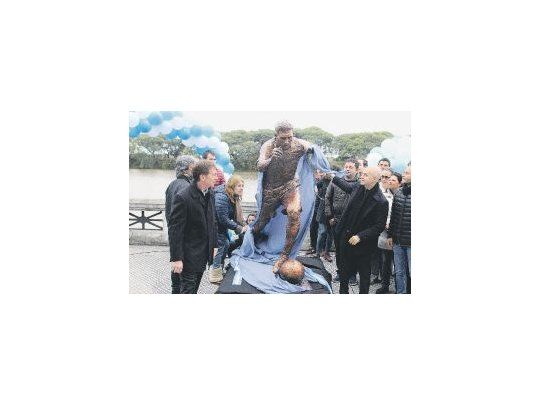 #Notevayaslio. Horacio Rodríguez Larreta inauguró la estatua y se sumó al pedido de que el “10” no deje la Selección.