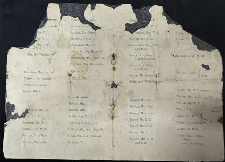 La lista de pasajeros de primera clase, dañada por el agua del Atlántico, fue restaurada por expertos. La lista de pasajeros de primera clase, dañada por el agua del Atlántico, fue restaurada por expertos.