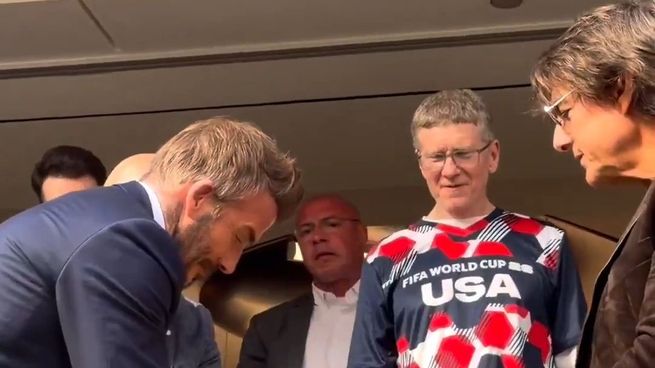 Un aficionado mexicano se fue feliz del So-Fi Stadium de Los Ángeles al conseguir que David Beckham y Tom Cruise le firmen su playera del América.