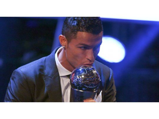 Ronaldo besando el trofeo The Best por segundo año consecutivo.