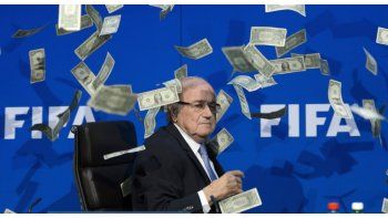 La FIFA demand&oacute; a Joseph Blatter y Michel Platini para recuperar u$s 2 millones.