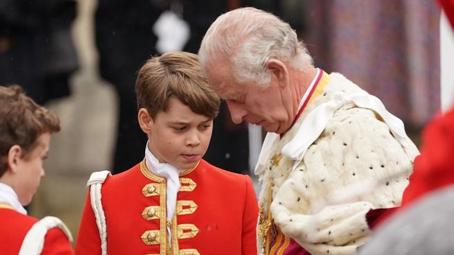 Príncipe George de Gales junto al rey Carlos III de Reino Unido.