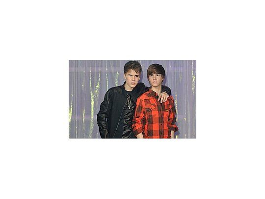 Bieber junto a su réplica en el museo londinense.