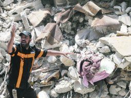 REALIDAD. Un rescatista palestino da la voz de alerta al encontrar un cuerpo debajo de los escombros de un edificio bombardeado por Israel en Gaza.