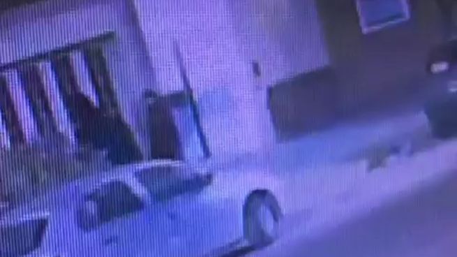 El video pertenece a una cámara de seguridad de la zona.