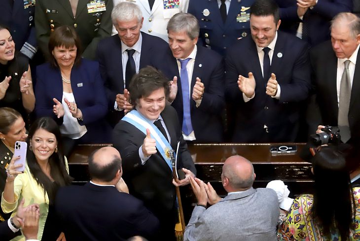 Milei pasa entre los ministros de su gestión, tras dar su discurso de apertura de las sesiones ordinarias del Congreso. Milei pasa entre los ministros de su gestión, tras dar su discurso de apertura de las sesiones ordinarias del Congreso.