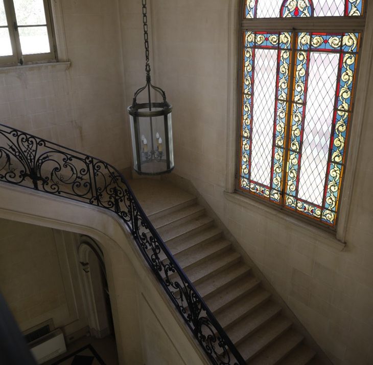 Escalera central con baranda de hierro forjado y vitraux coloridos, sello del academicismo europeo de la mansión (Foto Gentileza: Joaquín Albiñana) Escalera central con baranda de hierro forjado y vitraux coloridos, sello del academicismo europeo de la mansión (Foto Gentileza: Joaquín Albiñana)