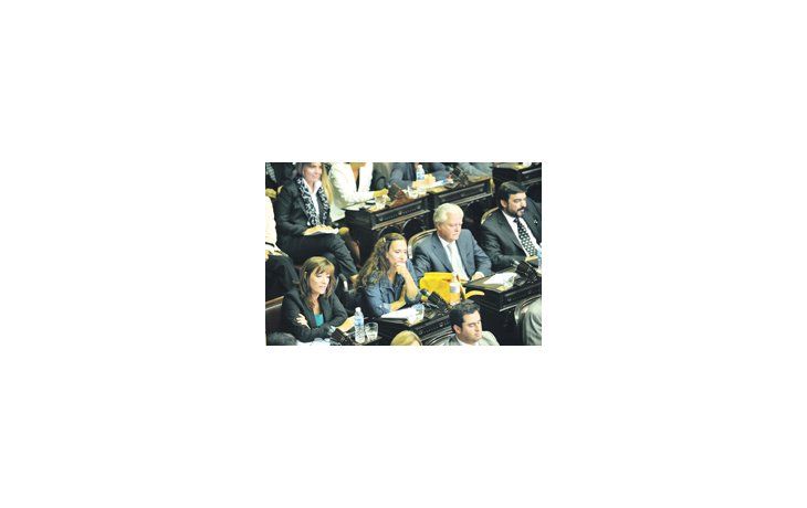 ámbito.com | Federico Pinedo, el único legislador halagado por una mención de la Presidente en el discurso de ayer, con sus colegas de la bancada macrista Paula Bertol, Gabriela Michetti y el peronista disidente Omar Demarchi.
