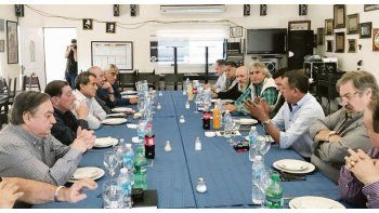 ámbito.com | Unidos. Omar Viviani (fumando, a la izquierda) junto a Sergio Sasia (Unión Ferroviaria) iniciaron su vuelta a la CATT, el mayor sello de gremios del transporte, con sus principales referentes: Omar Maturano (enfrente, camisa azul), Omar Pérez (delegado de