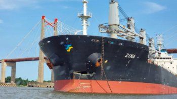 milagro: un barco choco contra el puente zarate-brazo largo y casi provoca una tragedia