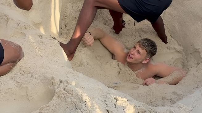 Quedó atrapado en un pozo de arena durante tres horas en Copacabana y fue rescatado con la ayuda de guardavidas y turistas.
