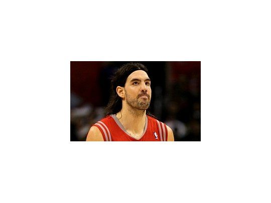 Scola tiene un dolor en la rodilla derecha.