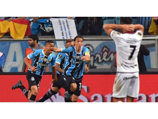 Todo Gremio festeja el gol mientras los sufre Lautaro Acosta. Lanús perdió, pero deberá definir la Copa Libertadores en su casa.