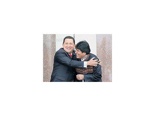 Hugo Chávezy Evo Moralesconfraternizaronuna vezmás en laCumbre delMercosur deMontevideo. Elvenezolanoadvirtió aEE.UU. quelas revolucionesqueambosencabezan enVenezuela yBolivia podríantornarseviolentas.