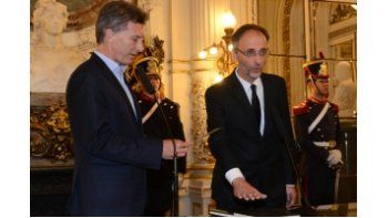 Mauricio Macri toma juramento a Carlos Balbín.
