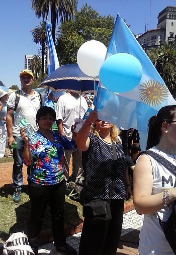 Crónica y fotos de una asunción acalorada en la Plaza de Mayo (foto 10)