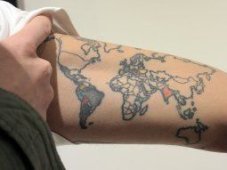 Se tatuó un planisferio para tachar los países que recorre y transforma su vida a bordo de su Volkswagen