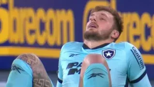 Increíble. El arquero de Botafogo Lucas Perri perdió de vista la pelota y protagonizó un insólito blooper en el partido con Inter de Porto Alegre.