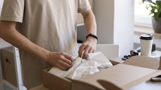 Con solo una caja de zapatos podrás crear un organizador para tus accesorios.