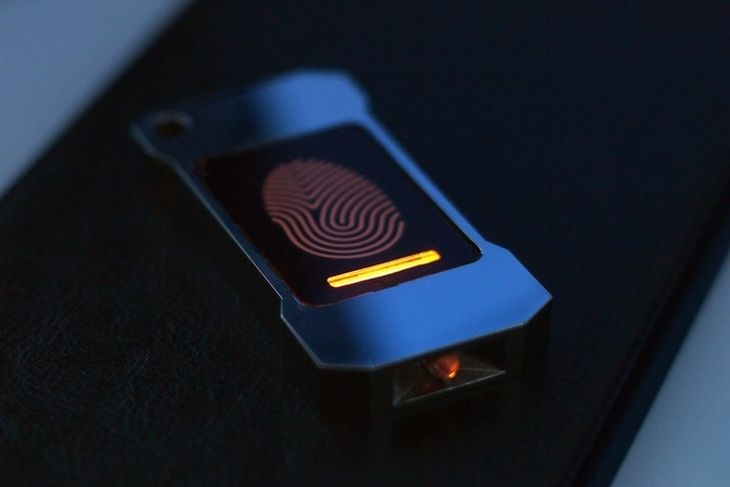 Con solo el contacto de la mano, esta linterna revolucionaria se volvió un invento que salvó vidas y movió millones en todo el mundo.  