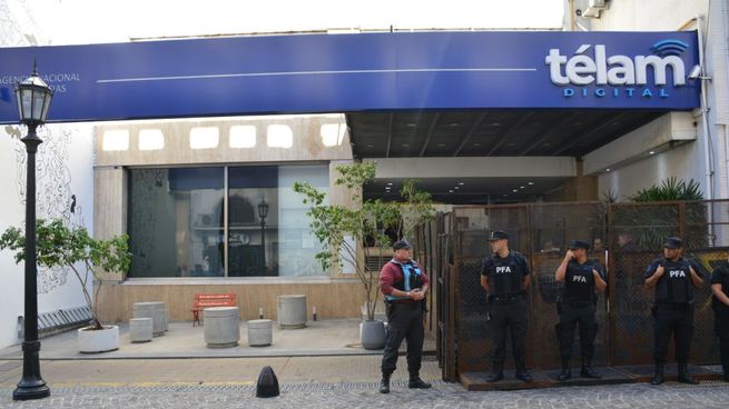 La agencia Télam ameneció vallada. 
