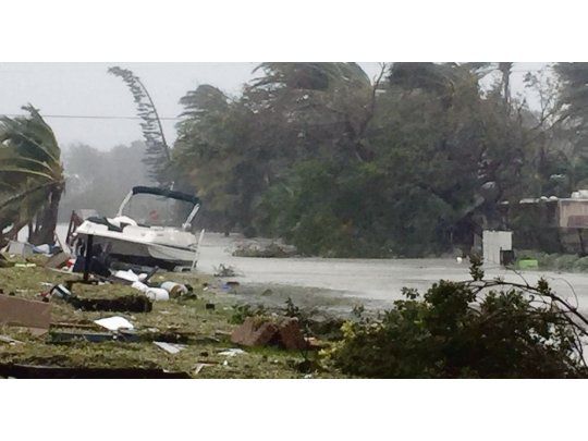Daños. Miles de ramas caídas, calles anegadas por el agua y embarcaciones destruidas tras el paso del huracán Irma: esa fue la postal en Miami.