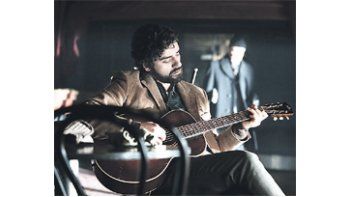 El trabajo del protagonista, Oscar Isaac, vale por dos, ya que no sólo compone un personaje complejo y excéntrico aunque coherente con su estilo de vida contracultural, sino que debe completar ese papel demostrando el talento de un músico de un estilo y época específicos.