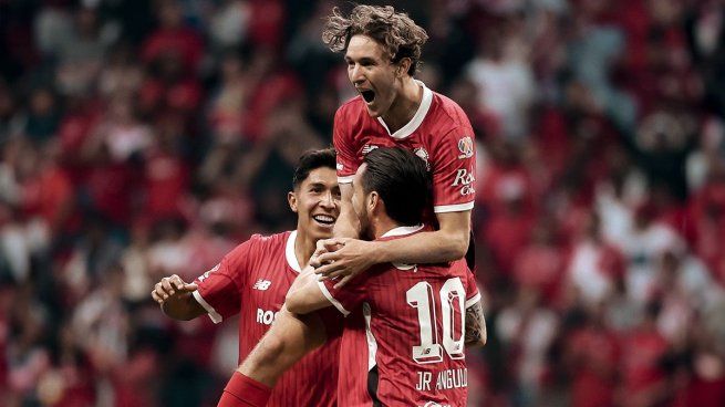 Toluca derrotó 2 a 1 a Santos Laguna y al aprovechar la caìda de América, igualó a las Águilas en la cima de la tabla general.