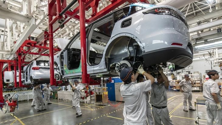 Tras el arranque con el B10, el cronograma prevé sumar nuevos modelos en los próximos años. Entre ellos aparece el Leapmotor B05, un hatchback que iniciará su fase de pruebas a mediados de 2026 y cuya producción masiva está prevista para 2027.