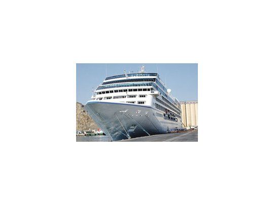 El crucero Nautica, ayer atacado por piratas somalíes, en una imagen tomada hace un año en el Golfo deOmán. Cuenta con una tripulación de 299 miembros.