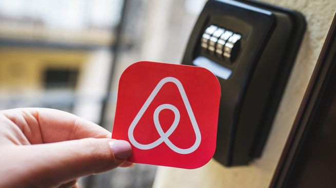 Los cofres guarda llaves de Airbnb para el auto check in son vandalizados en algunas ciudades por los movimientos anti turistas.