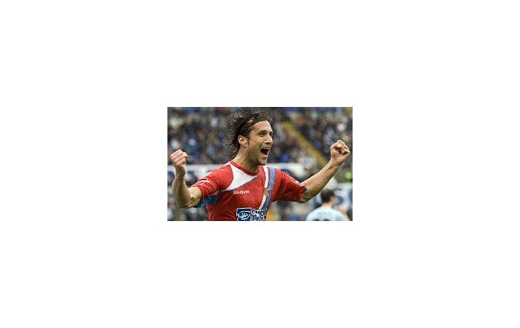 Matías Silvestre fue el autor del primer gol con el que Catania venció 2 a 0 a Cagliari. El equipo de Simeone está cerca de mantener la categoría.