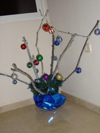 El minimalismo este árbol es tan notorio que termina siendo deprimente.