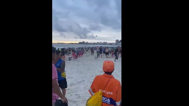 Cientos de hinchas de Boca fueron emboscados en Copacabana.