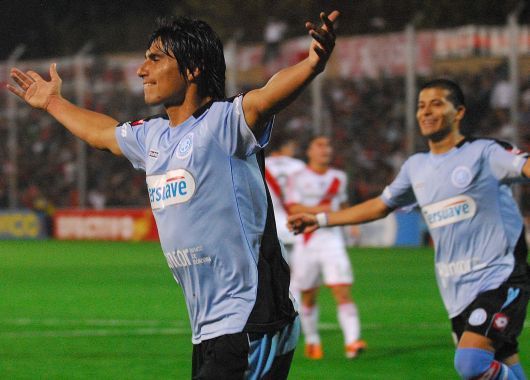 César Mansanelli festeja el primer gol del partido tras un insólito penal de Adalberto Román.