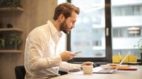 ámbito.com | hombre celular empresario trabajo.jpg