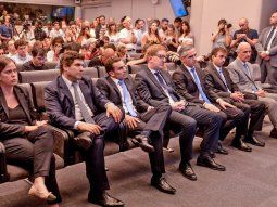 Die Präsentation von Guzmáns Kabinett im Dezember 2019. In der Mitte des Fotos Diego Bastourre (hellblaue Krawatte) und rechts Haroldo Montagu (Brille). 