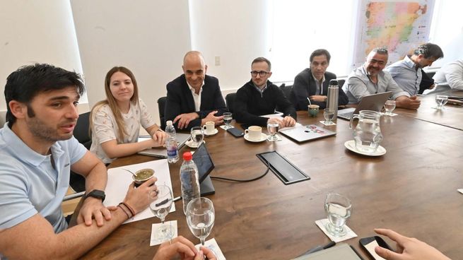 El gobernador Ignacio Torres en reunión de trabajo, junto a Jennifer Contardi, de 30 años, la nueva Secretaría de Coordinación de Gabinete.