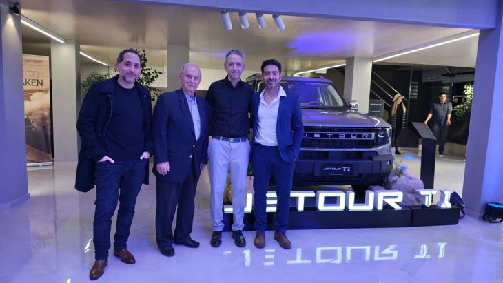 Damián Rudaszewski, presidente de DALIAN S.A. (izquierda) durante un lanzamiento de Jetour. Damián Rudaszewski, presidente de DALIAN S.A. (izquierda) durante un lanzamiento de Jetour.