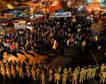 Un cordón policial frena el avance de una columna indígena en Quito.