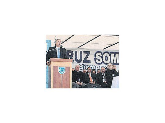 NéstorKirchner,ayer enSanta Cruzjunto afuncionariosen un acto,moderó elentusiasmoal festejar eltriunfo deloficialismoen Chubut yen el Chaco.