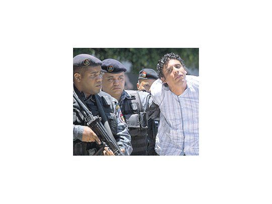 El elusivo «Nem», quien llegó a fraguar su propia muerte para evitar su arresto, finalmente fue exhibido ayer por la Policía de Río de Janeiro. Lo acusarán de homicidio, narcotráfico y lavado de dinero.