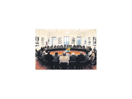 Cristina, secundada por Tomada y Boudou, ayer, en Casa de Gobierno, con el consejo directivo en pleno de la CGT. Mañana es el turno de los empresarios.