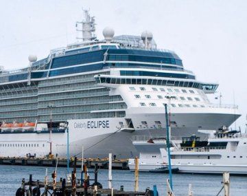  Celebrity Eclipse es un crucero de clase Solstice, operado por Celebrity Cruises. Ella es la nave hermana de Celebrity Solstice, Celebrity Equinox y Celebrity Silhouette. Celebrity Eclipse mide 122,000 GT. Transporta 2.852 pasajeros más la tripulación.