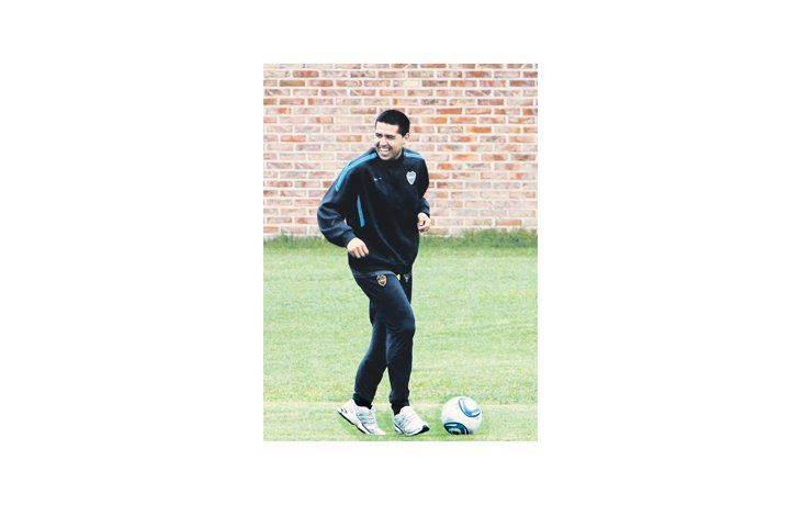 Juan Román Riquelme y su gran amiga: la pelota. Los dos están contentos, porque el domingo casi seguro se reencontrarán en la cancha, aunque sea por unos minutos.