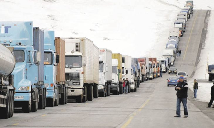 ZONA DE FRONTERA. Largas filas de camiones esperan en Mendoza abastecerse de combustible para seguir camino hacia Chile.