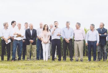 Desde Pergamino, Mauricio Macri hizo el anuncio acompañado por María Eugenia Vidal, y los ministros Ricardo Buryaile y Rogelio Frigerio. Estuvieron también Leonardo Sarquis, Alfredo de Angeli, Gerónimo “Momo” Venegas y Carlos Reutemann, entre otros.