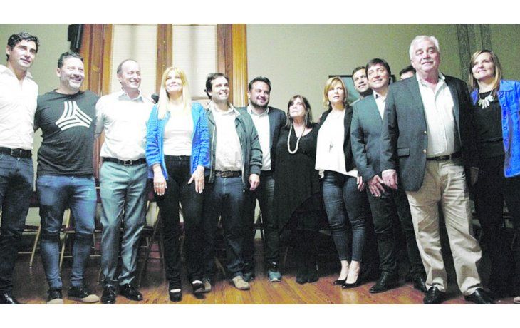 Alerta. Los intendentes se reunieron con legisladores del PJ dialoguista y del kirchnerismo para rechazar las podas que sufrirán los municipios. Una unidad que amenaza la negociación que impulsa Cambiemos.