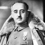 Los herederos de Francisco Franco pusieron a subasta 689 lotes con cerca de 1.000 objetos retirados del Pazo de Meirás, mientras organizaciones memorialistas cuestionan la propiedad de algunas piezas.